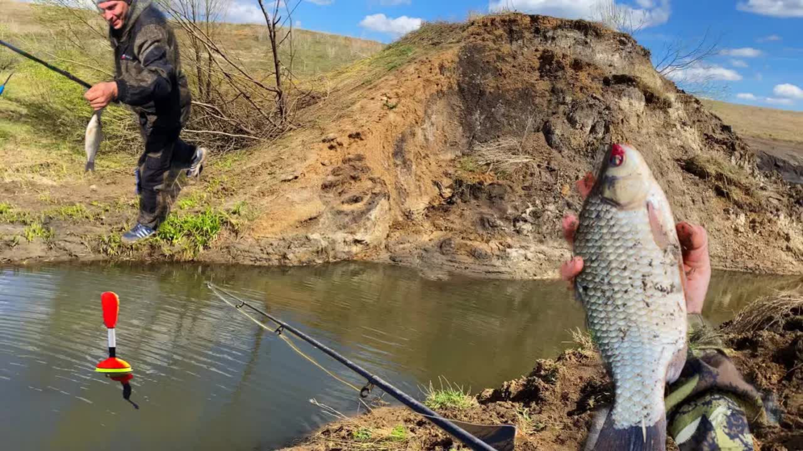 ДА СКОЛЬКО ТУТ РЫБЫ??!
Рыбалка на МИКРОРЕЧКЕ !!ОГРОМНЫЕ КАРАСИ! смотреть онлайн