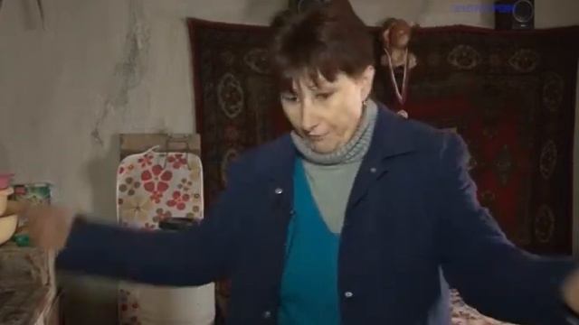 Мать одиночка, воспитывающая дочь-инвалида, живет в доме, который может рухнуть в любой момент.