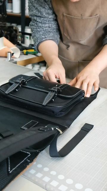 Laptop backpack made of nylon fabric and cowhide#shorts #bagmaking #bag #leather смотреть онлайн