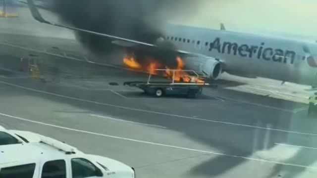 В аэропорту Денвера, (США) загорелся самолёт с пассажирами на борту✈️ смотреть онлайн