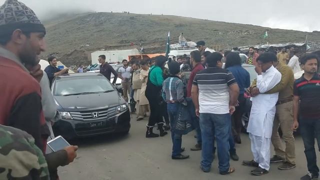 Group Of Shemale's Dancing On Babusar Top смотреть онлайн