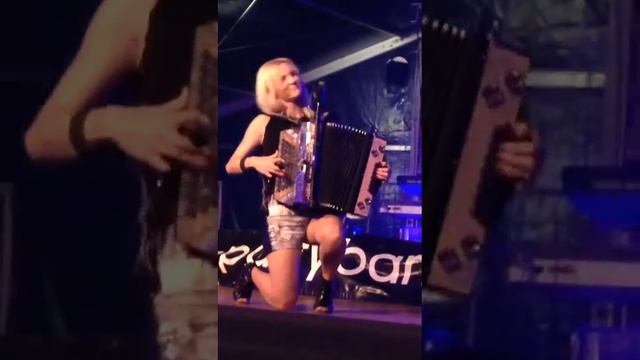 Melissa Naschenweg spielt auf Harmonika, Bazenheid am 03.09.16 смотреть онлайн