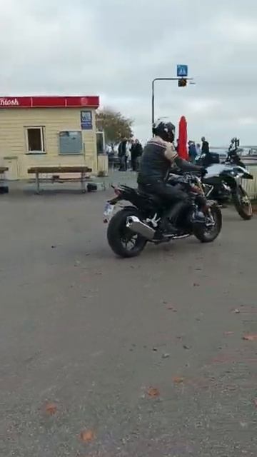 BMW R1250R arrival at Anni's Pölser hut in 🇩🇰 Sönder Hav Kollund. смотреть онлайн