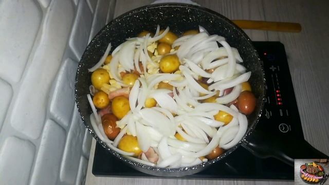 Молодой картофель с беконом на сковороде.