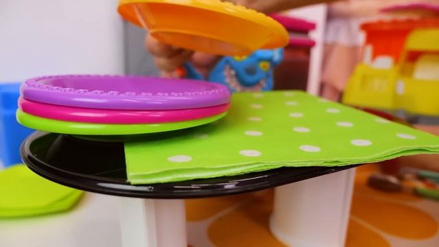 Игрушки тянучки, машинки и Маша Капуки Кануки! Видео для детей. Готовим вместе! Игры на кухне смотреть онлайн