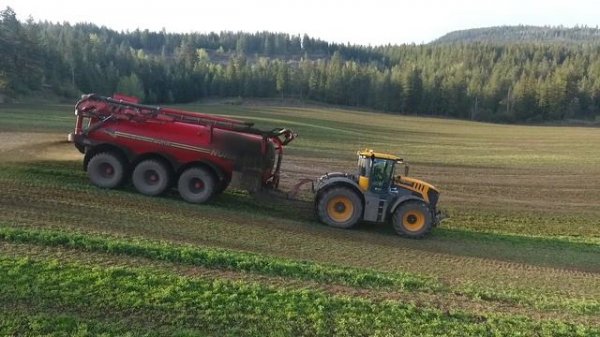 Manure Spreading Jcb Fastrac - Hauling Solo Drone Footage 🚜