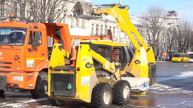 В Симферополе продолжается уборка снега смотреть онлайн