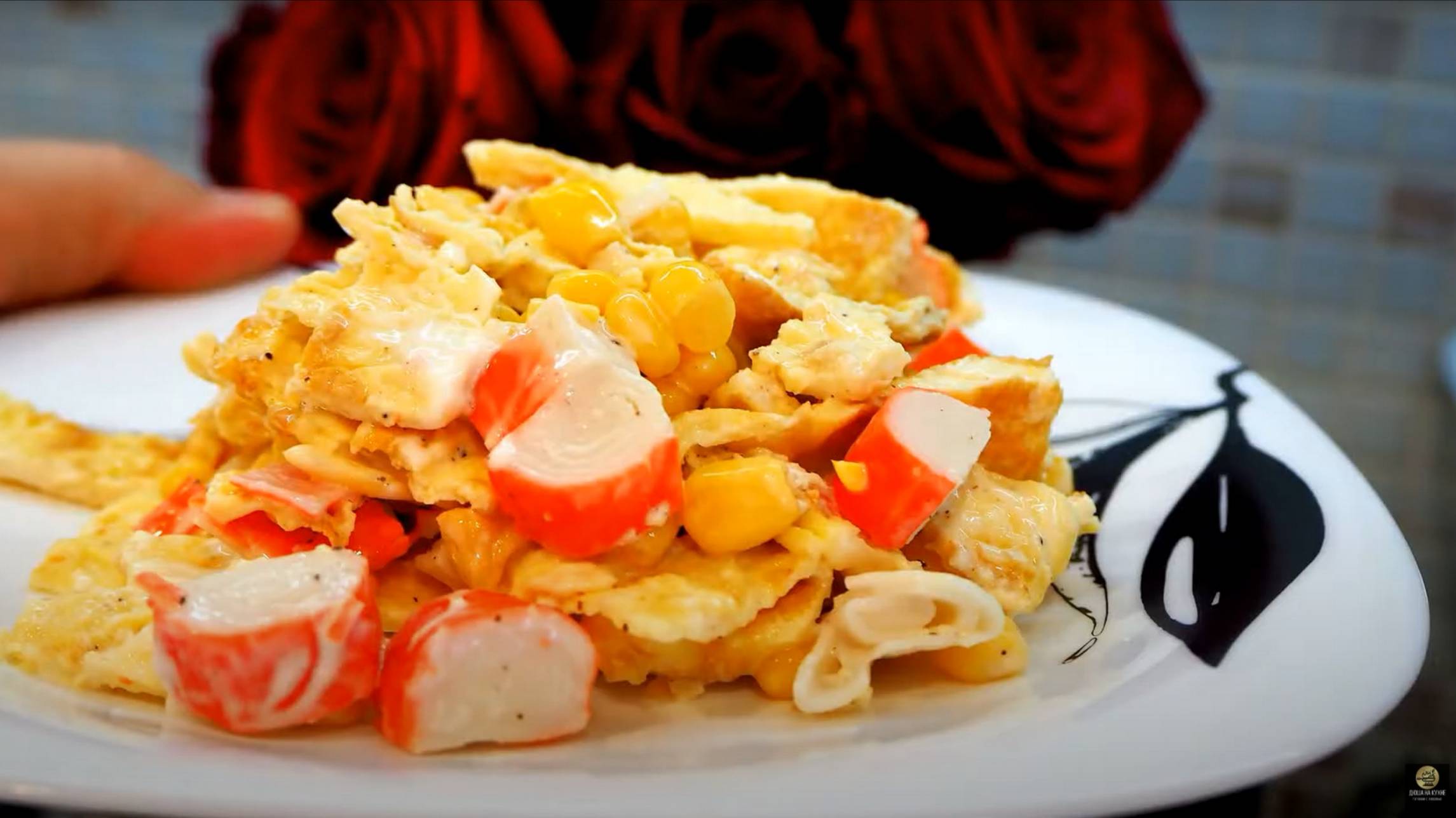 Рецепт салата с яичными блинчиками. Салат с крабовыми палочками и кукурузой. смотреть онлайн