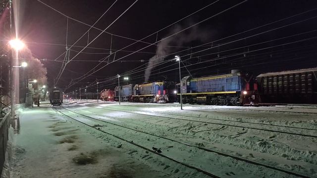 ЭП1-052,отправляется с рабочим поездом на Оленегорск!!! Маневровые тепловозы на пересменке!!! смотреть онлайн