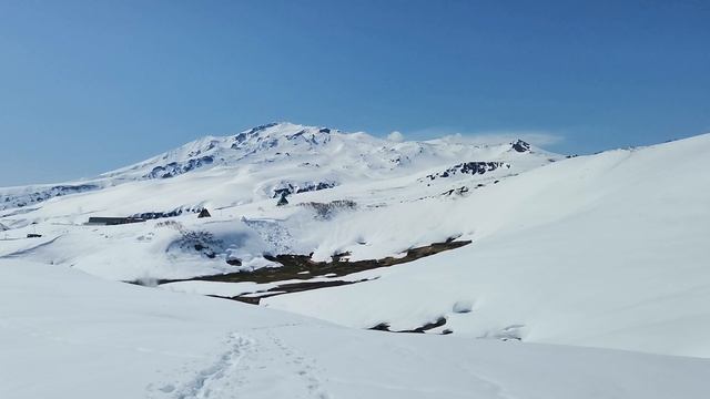 Камчатка. Вулкан Мутновский. 1-й кратер. На тропе к Дачным источникам.