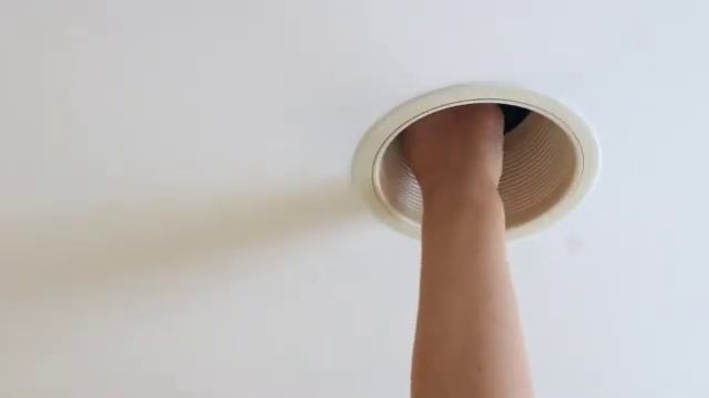 How to Change Out Those Ugly Recessed Can Lights смотреть онлайн