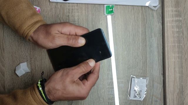 How to stick a protective glass on a smartphone in 5 minutes using adhesive tape. смотреть онлайн