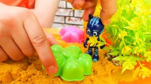 Игрушки строят куличики и управляют мусоровозом! Видео про машинки для детей