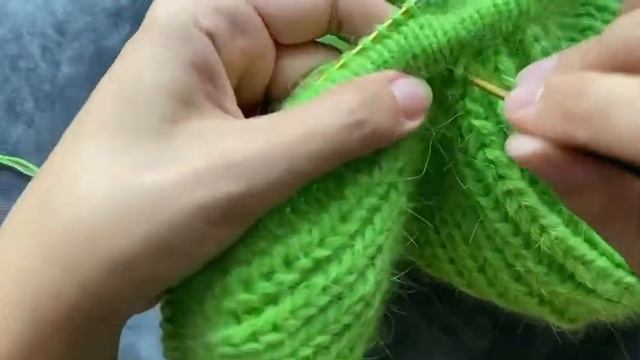 Final chain stitch on looping of trapper’s hat / Закрытие кеттлевки тамбурным швом на ушанке смотреть онлайн