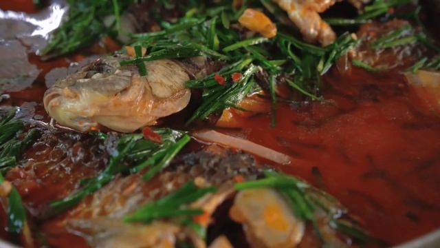 大哥釣6隻大魚，二弟做“韭菜鯽魚”，滿滿一盆，香辣爽口真過癮｜Mukbang【鐵鍋視頻】 смотреть онлайн