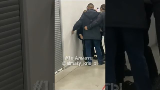 "Помогайки" устроили скандал в спецЦОНе Алматы смотреть онлайн