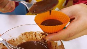 Супергерои на кухне. Бэтмен и Супермен готовят сникерс.