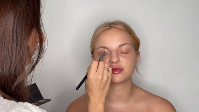 Визажист с микрофоном. Из кухни в 2 кафе . Клубника на миллион 🔥 myloveberry смотреть онлайн