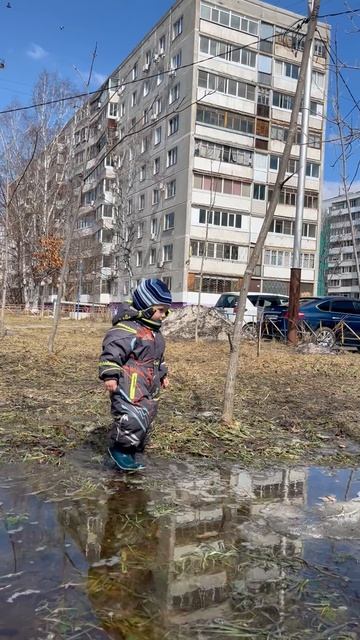 Володя ходит по лужам в резиновых сапогах в апреле. 04.04.2024 смотреть онлайн