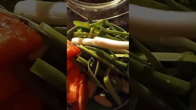 Печень куриная. Как приготовить вкусно. Рецепт в описании. Печень жарено тушеная с морковью. Гречка смотреть онлайн