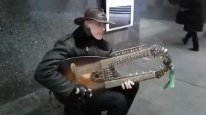 Уличный музыкант в Москве