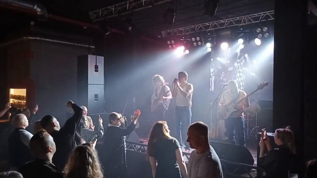 18  Show Must Go On - 3