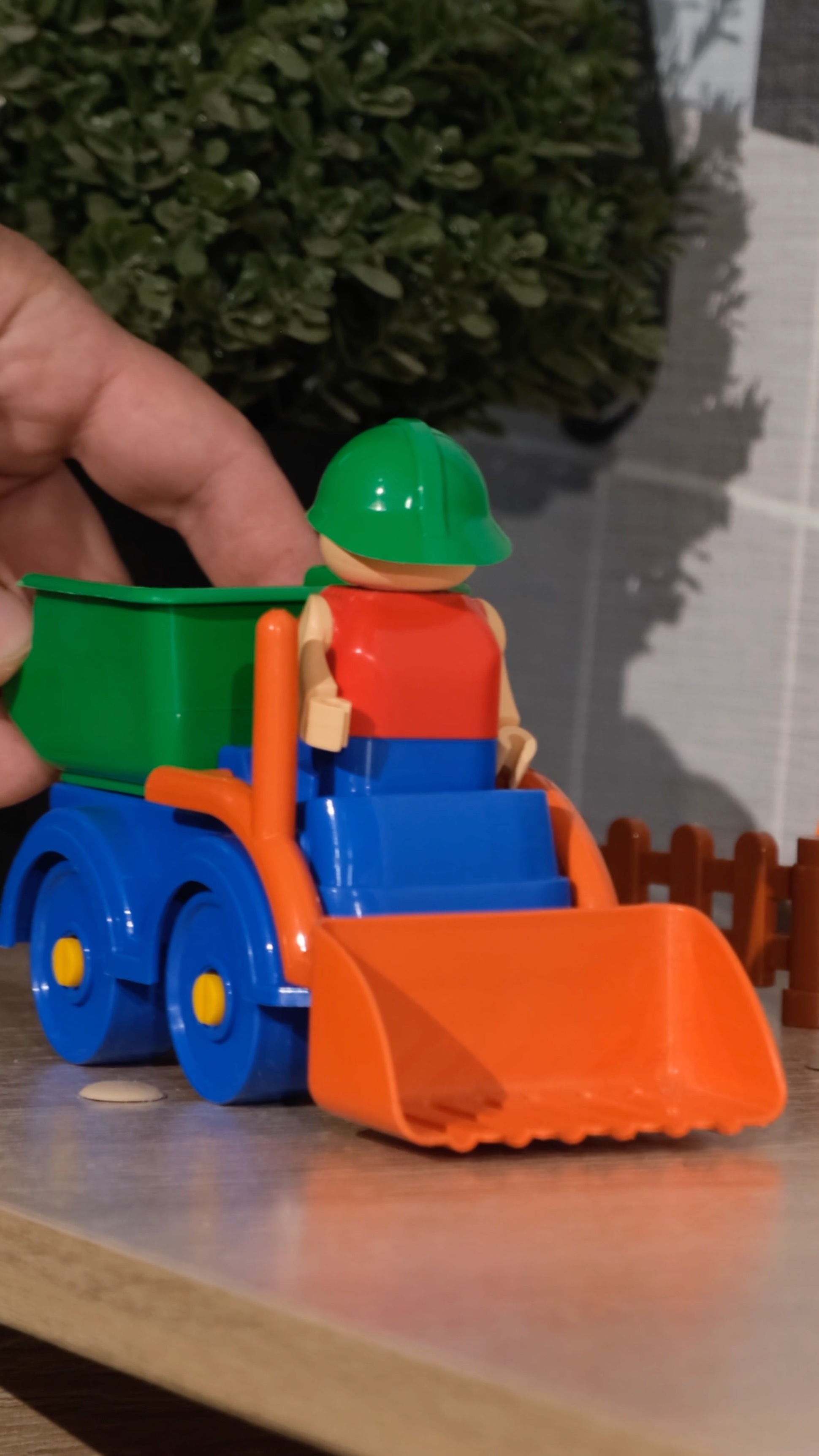 Маленький бульдозер падает вниз и летит