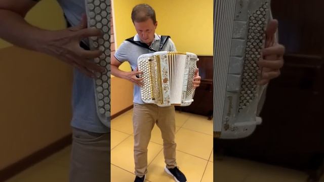 Баян выглядит и звучит потрясающе! смотреть онлайн
