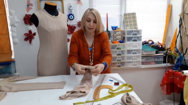 Горловина готова трикотажного платья обрабатываем низ рукава.