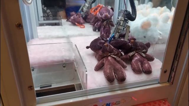 Tuesday Arcade Fun - How to clean small claw machine смотреть онлайн