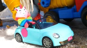 Капуки Машины – Электрокар застрял в снегу – Веселые игры с машинками и Машей Капуки для малышей