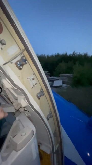 Открываем дверь заброшенного самолета смотреть онлайн