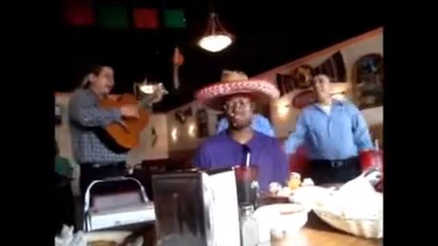 Poncho spills ice cream on his shirt - (04/03/2014) смотреть онлайн