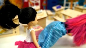 Барби в школе - Смешные видео для девочек про куклы Барби. Штеффи спрятала школьный журнал