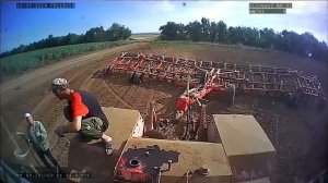 Заправка трактора в поле.  Видеомониторинг сельхозтехники.