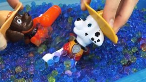 Щенячий патруль и Грузовичок Лёва в бассейне - Видео с игрушками
