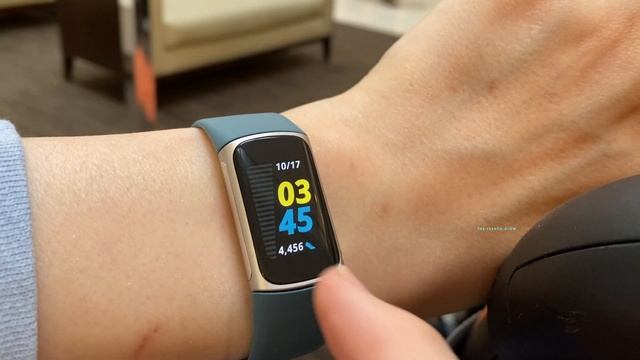 Fitbit Charge 5 Smartwatch - New AMOLED Screen, Fitness & Health Tracker // Review
