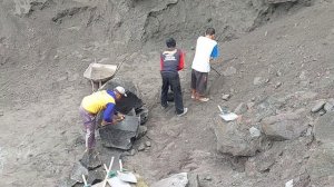 Строительство, шахтёры разбивают камни и добывают чёрный песок