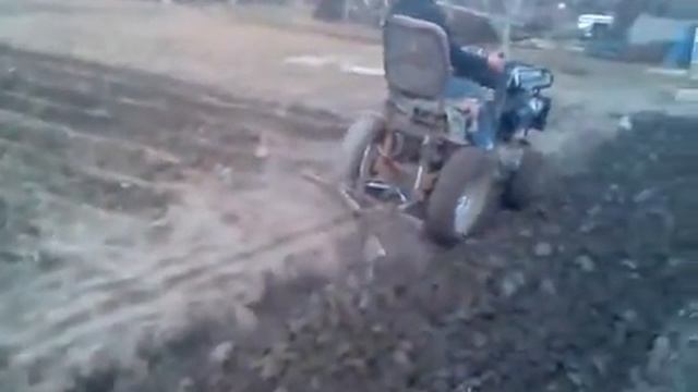 Самодельный трактор  Вспашка огорода