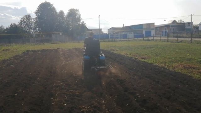 Самодельный минитрактор. Осенняя вспашка. смотреть онлайн