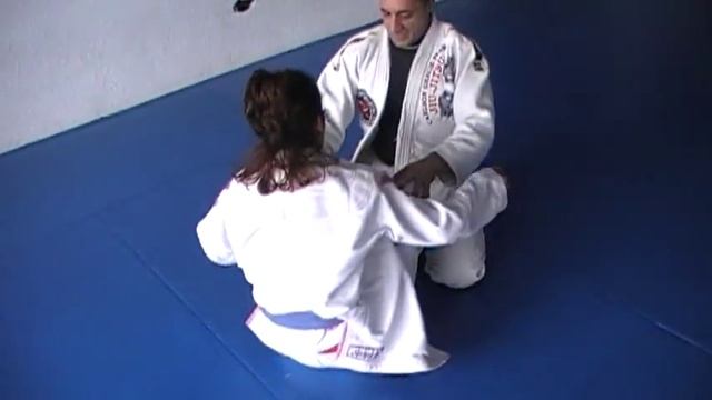 MASTER CARLOS ROLLYSON - butterfly guard defense pass with kimono.MOD смотреть онлайн