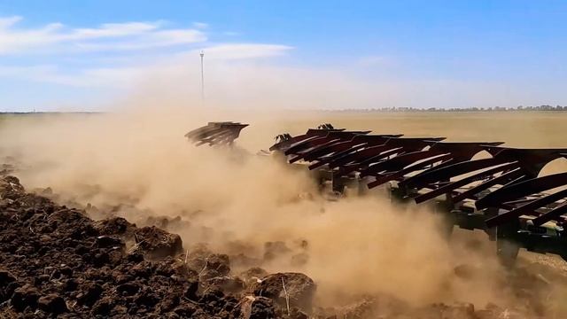 Плуг оборотный ППОВ-11-40/50-01 с трактором К -742МПр в экстремальных условиях смотреть онлайн