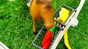 Игрушки для детей - Свинка Пеппа и лошадки в конюшне