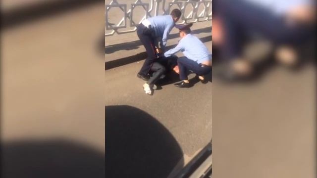 Два жителя Астаны угрожали кондуктору автобуса отверткой смотреть онлайн