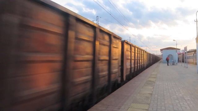 Электровоз ВЛ10-1232 с грузовым поездом станция Нара 29.04.2021 | VL10-1232 with freight train смотреть онлайн