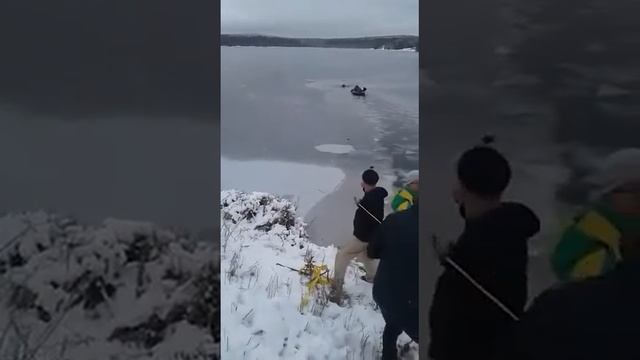 На Пильной спасли провалившегося под лед смотреть онлайн