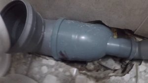 Монтаж канализации диаметром 110 под унитаз в стеснённых условиях!