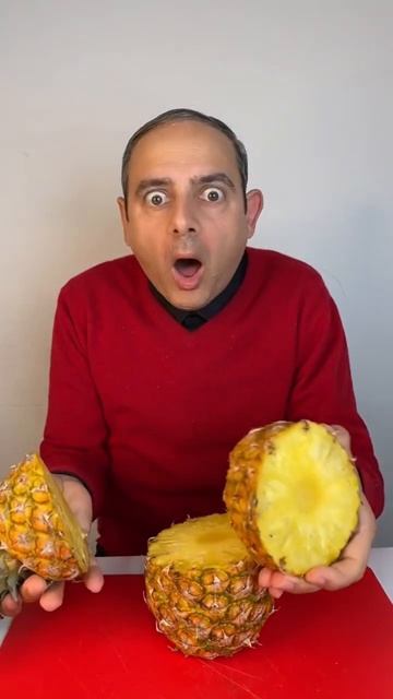 How To Cut A Pineapple 🍍| Arnaldo Mangini #shorts #comedy
