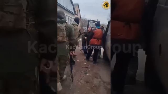 Мирные жители Суджи встречают наших военных-освободителей.mp4 смотреть онлайн