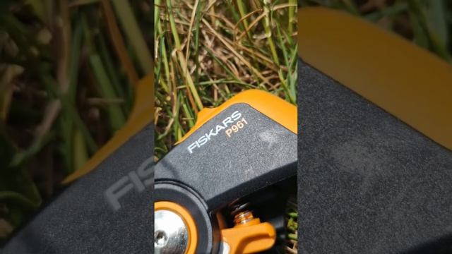 Секатор Fiskars X-series ™ P961 смотреть онлайн